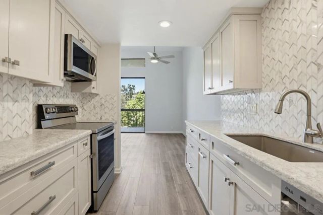 2564 Navarra Dr 206, Carlsbad, CA 92009