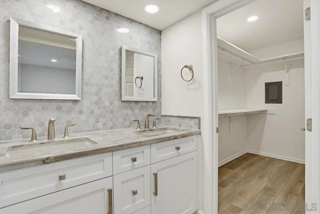 2564 Navarra Dr 206, Carlsbad, CA 92009