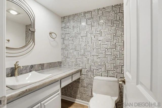 2564 Navarra Dr 206, Carlsbad, CA 92009