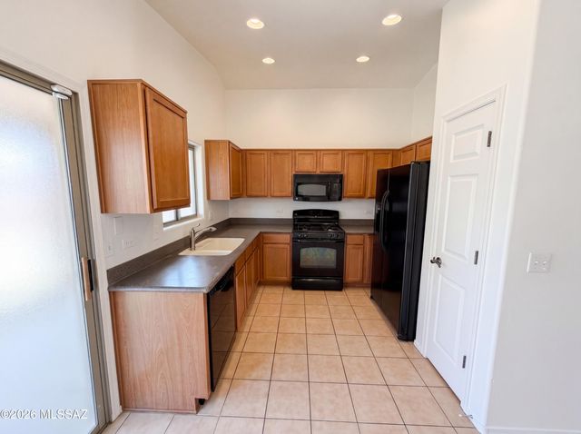 1067 E Lyle Canyon Drive, Sahuarita, AZ 85629