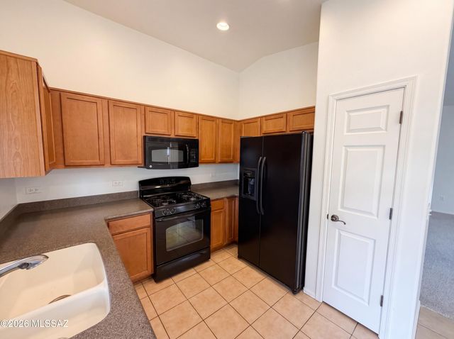 1067 E Lyle Canyon Drive, Sahuarita, AZ 85629