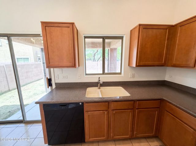 1067 E Lyle Canyon Drive, Sahuarita, AZ 85629