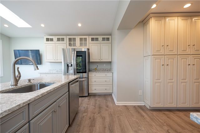 6356 Crestview Dr, South Park, PA 15129