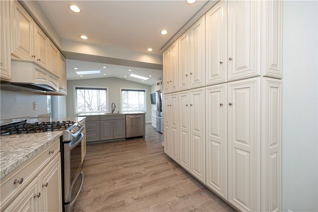 6356 Crestview Dr, South Park, PA 15129