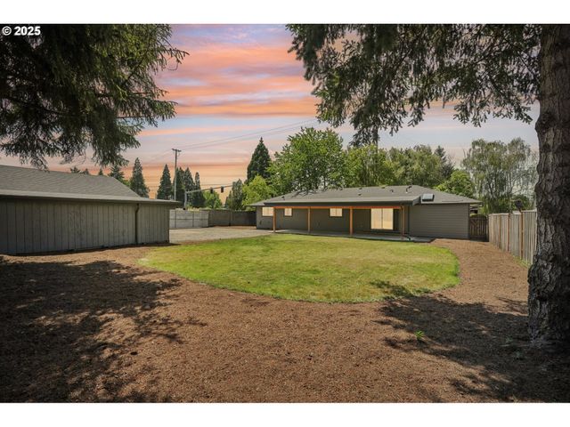 2404 N COLLEGE St, Newberg, OR 97132