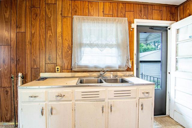 605 E Morehead Street, Reidsville, NC 27320