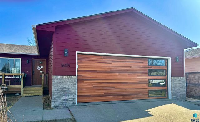 1605 E 71st St N, Sioux Falls, SD 57104