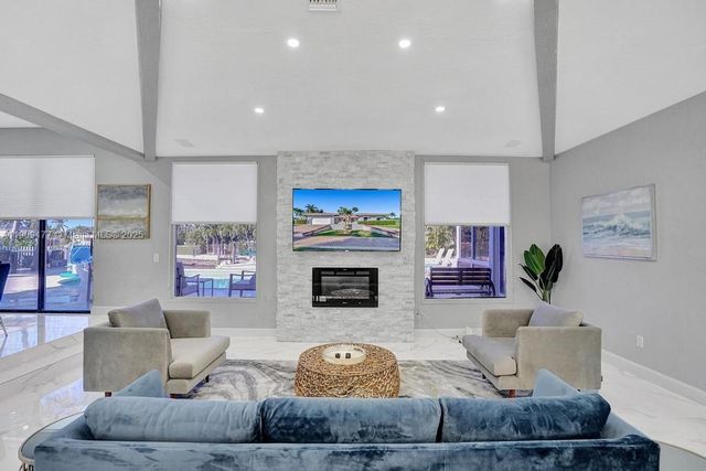 1109 SE 12th St, Deerfield Beach, FL 33441