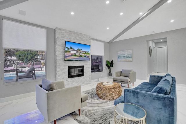 1109 SE 12th St, Deerfield Beach, FL 33441