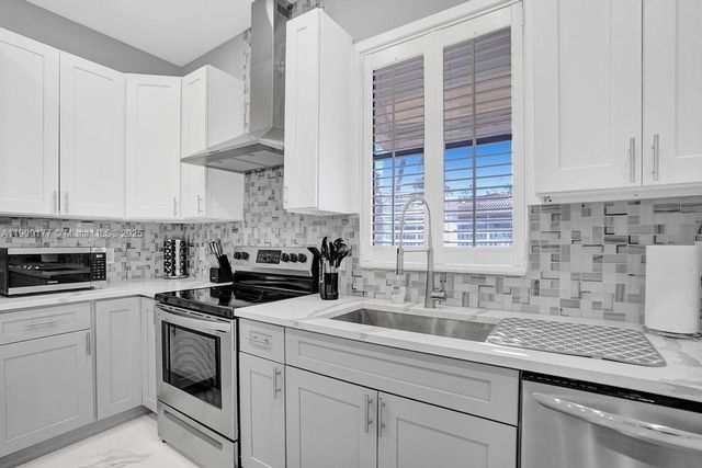 1109 SE 12th St, Deerfield Beach, FL 33441