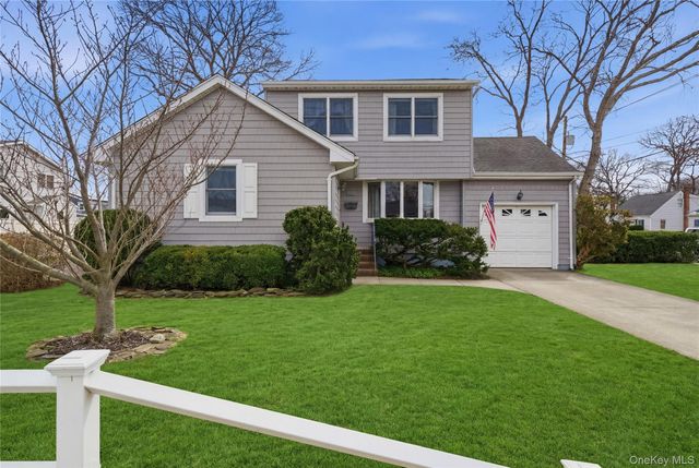 219 E John Street, Lindenhurst, NY 11757