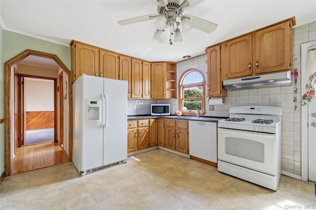 219 E John Street, Lindenhurst, NY 11757