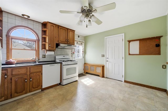 219 E John Street, Lindenhurst, NY 11757