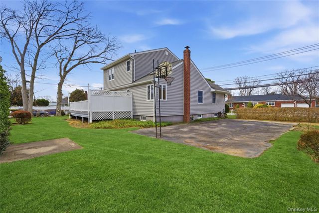 219 E John Street, Lindenhurst, NY 11757