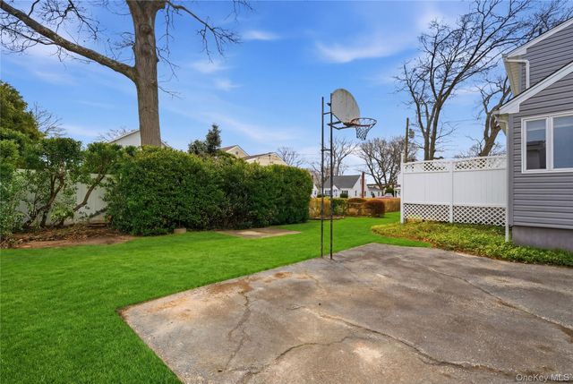 219 E John Street, Lindenhurst, NY 11757