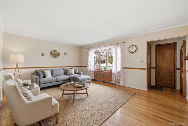 219 E John Street, Lindenhurst, NY 11757