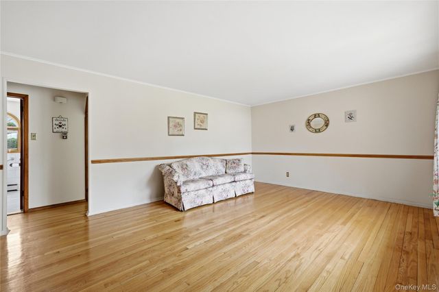 219 E John Street, Lindenhurst, NY 11757