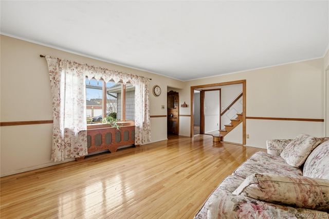 219 E John Street, Lindenhurst, NY 11757