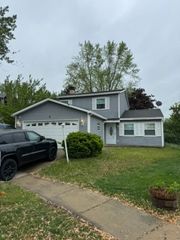 8 LaSalle Court, Streamwood, IL 60107