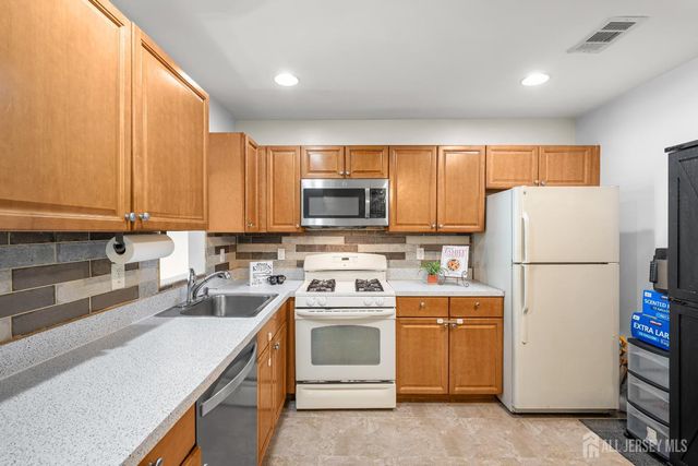 123 Chariot Court, Piscataway, NJ 08854