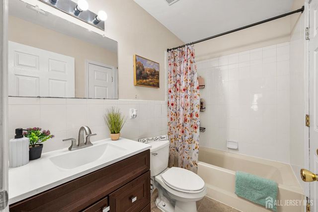 123 Chariot Court, Piscataway, NJ 08854