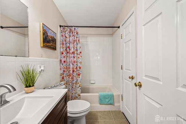 123 Chariot Court, Piscataway, NJ 08854