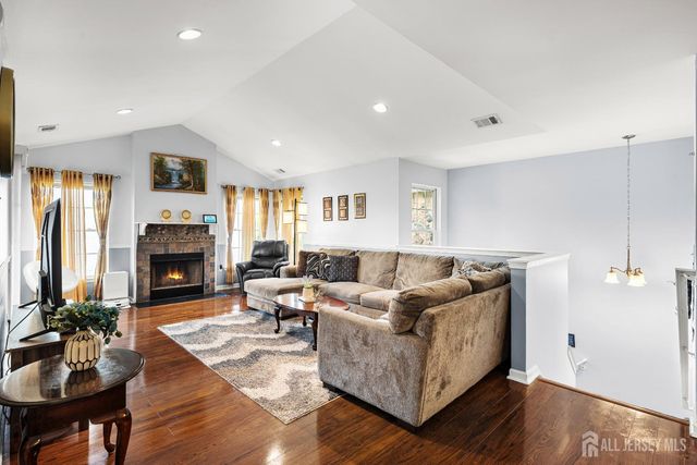 123 Chariot Court, Piscataway, NJ 08854