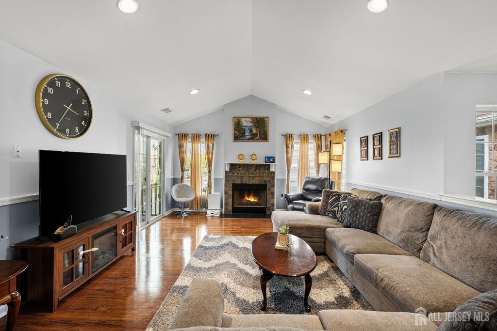 123 Chariot Court, Piscataway, NJ 08854