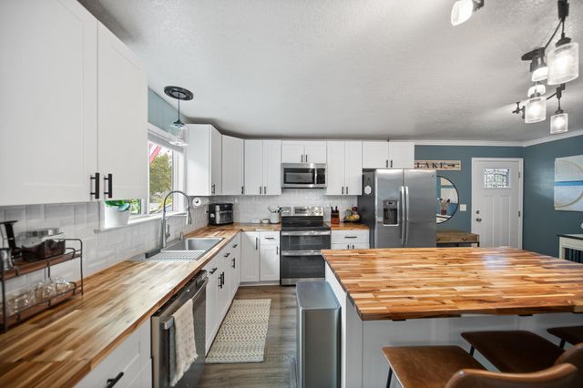 3922 Laredo Street, Shasta Lake, CA 96019