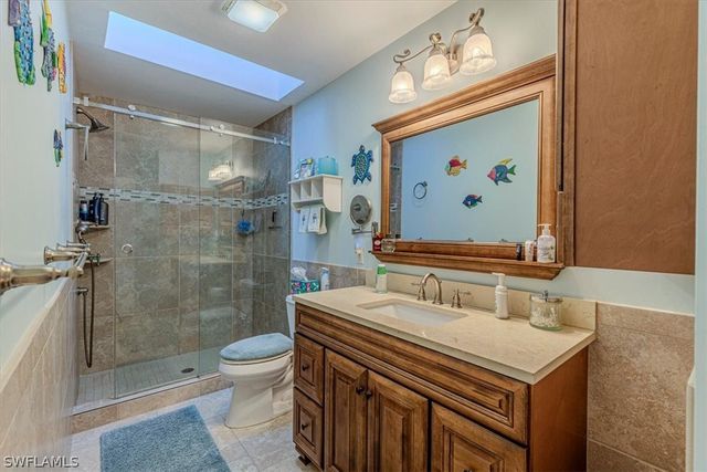 2442 Outrigger LN, Naples, FL 34104