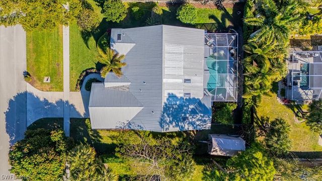 2442 Outrigger LN, Naples, FL 34104