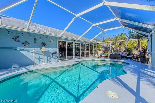 2442 Outrigger LN, Naples, FL 34104