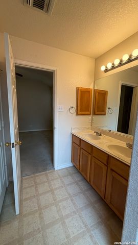 609 MEADOW ARBOR LN, Universal City, TX 78148