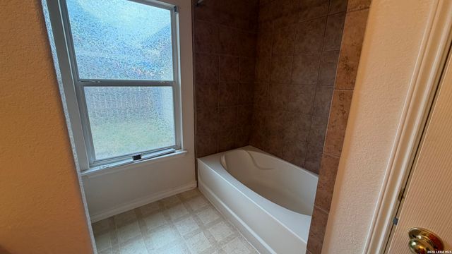 609 MEADOW ARBOR LN, Universal City, TX 78148