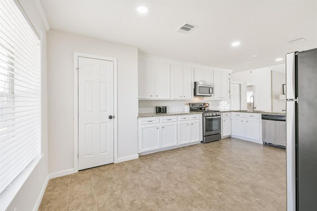 5104 Apple Springs Drive, Pearland, TX 77584