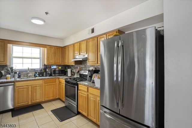 49 Crawford St, Newark City, NJ 07102