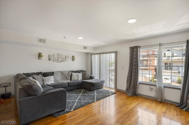 49 Crawford St, Newark City, NJ 07102