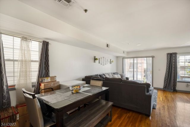 49 Crawford St, Newark City, NJ 07102