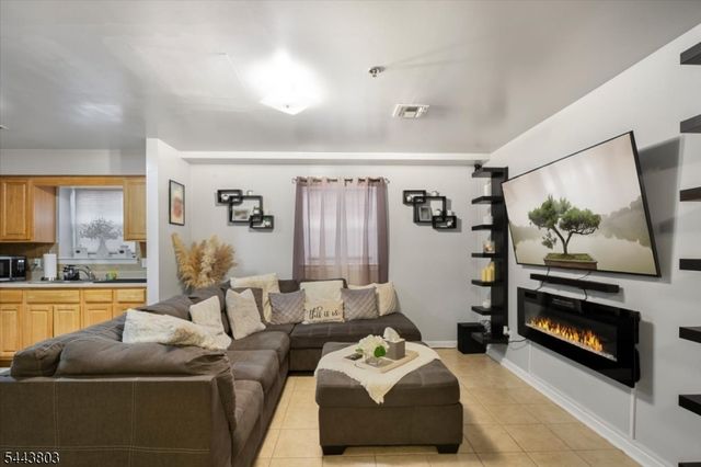 49 Crawford St, Newark City, NJ 07102