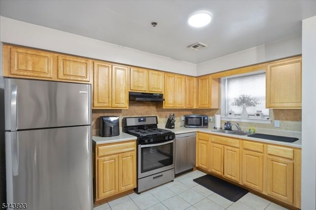 49 Crawford St, Newark City, NJ 07102