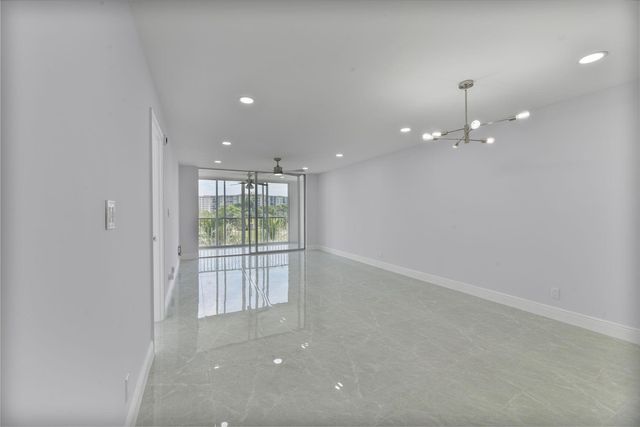 2901 S Palm Aire Dr 306, Pompano Beach, FL 33069