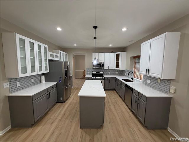 27424 Rosewood Court, Farmington Hills, MI 48334