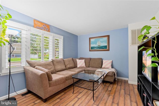 1527 MAURICE DR, Woodbridge, VA 22191