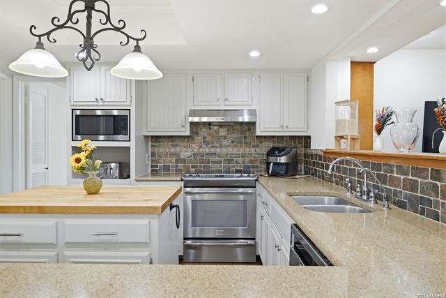 1739 Royal Crescent, San Antonio, TX 78231