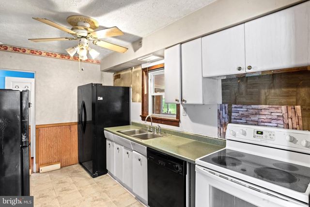 201 VILLAGE RD, Harrisburg, PA 17112