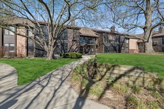 720 St. Andrews Lane 24, Crystal Lake, IL 60014