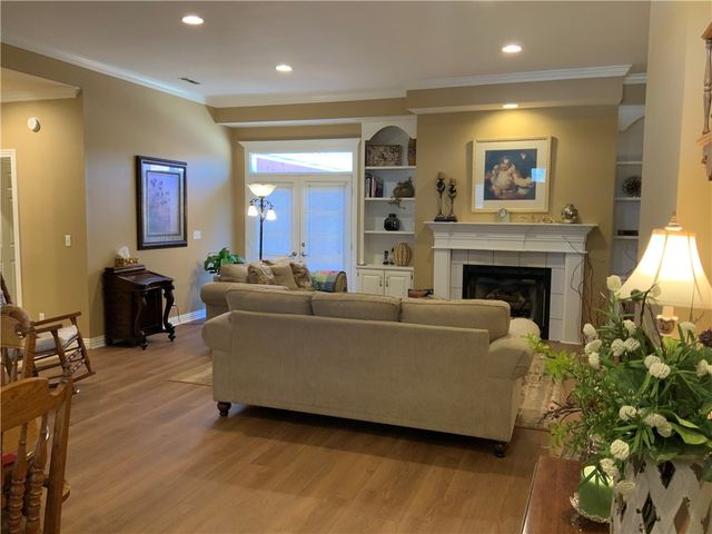 902 Bluffside Drive, Huntsville, AR 72740