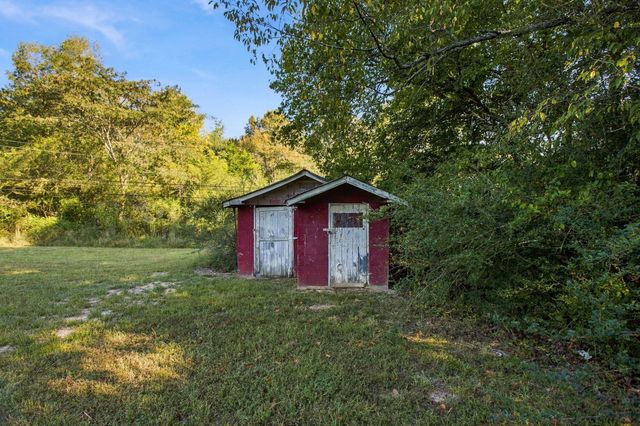 3015 Greenhill Dr, Centerville, TN 37033