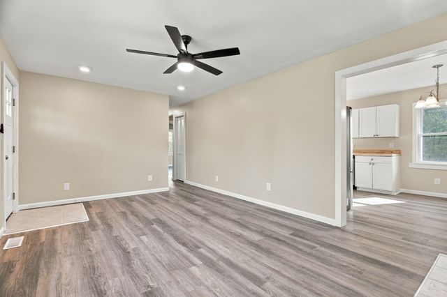 3015 Greenhill Dr, Centerville, TN 37033