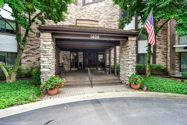 1400 N Yarmouth Place 413, Mount Prospect, IL 60056